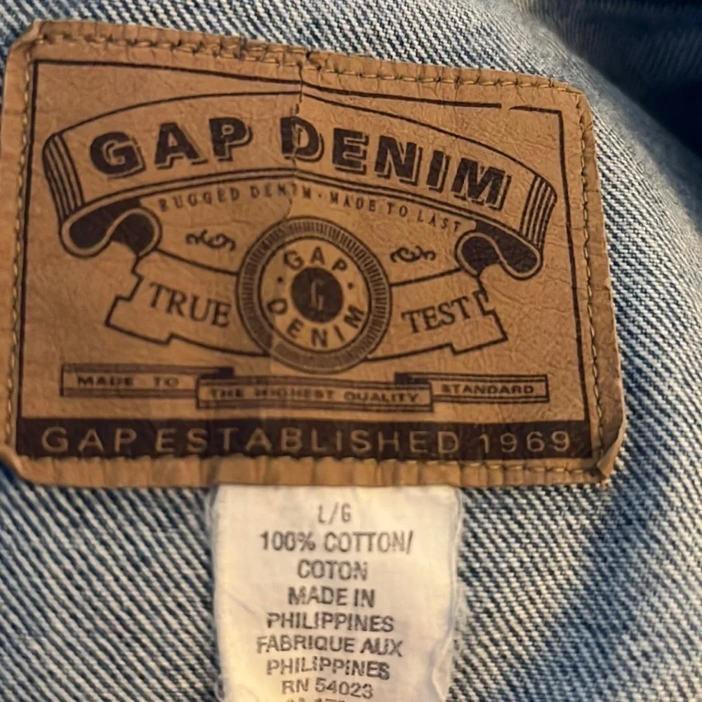 GAP Denim light wash jean‎ jacket buttoned down long sleeves Sz L
